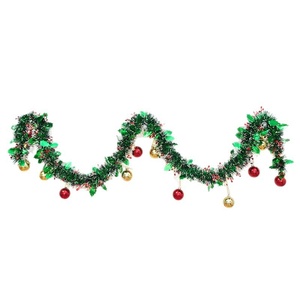 Guirnalda de Navidad Verde Oscuro con Bordes Blancos, Hojas Finamente Impresas, Bayas Rojas, Bolas de Navidad, Luces, Decoración para Fiestas Navideñas - Product Image 5