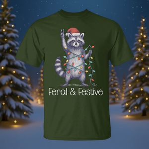 T-shirt natalizia unisex con procione selvaggio e festivo, girocollo, manica corta, stampa digitale, abbigliamento promozionale - Product Image 4