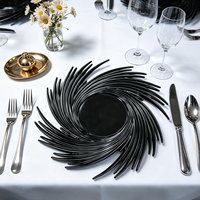 Assiettes de Présentation Personnalisables en PP Argenté et Noir, Durables et Non Toxiques, Bordure Unique Effet Tourbillon pour Mariages de Luxe et Fêtes Modernes