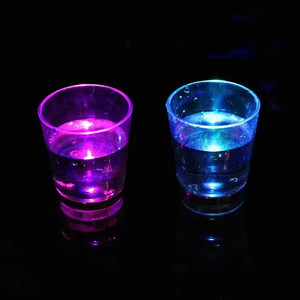 Verres à liqueur clignotants à DEL personnalisés gobelet lumineux <span class=keywords><strong>dans</strong></span> <span class=keywords><strong>le</strong></span> <span class=keywords><strong>noir</strong></span> pour <span class=keywords><strong>le</strong></span> bar et Noël verres à liqueur à DEL - Product Image 3