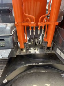 Bomba de motor de excavadora usada Hitachi ZX130, peso operativo de 12 toneladas, capacidad de cubo de 0,5 m³, condición del motor, buenas horas de trabajo cortas - Product Image 4