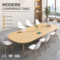 Table de réunion minimaliste nordique moderne avec pieds en bois et trou pour câbles, idéale pour les salles de réunion de bureau