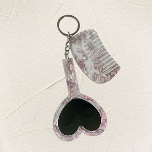 พวงกุญแจหวีกระจกทรงหัวใจน่ารัก 2 in 1 หวีแต่งหน้าขนาดพกพาจิ๋ว พร้อมจี้ห้อยกระเป๋าสำหรับสาวๆ ผู้หญิง ของขวัญ - Product Image 6