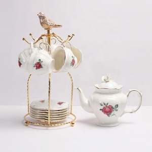 Service à thé et tasses en porcelaine à motifs de roses européennes à bas prix - Product Image 1