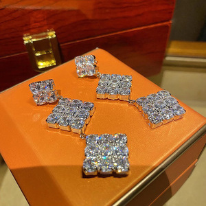 Orecchini Pendenti Geometrici con Micro Zirconi, Gioielli Eleganti e Chic per Donne, Stile Moderno per Uso Quotidiano - Product Image 5