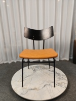 Fauteuil Bauhaus rétro en bois grainé noir, dossier incurvé, assise en cuir PU marron, structure en métal doré, mobilier de maison rembourré durable