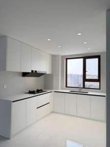 Armoires de cuisine minimalistes blanches élégantes, taille personnalisée, carcasse en acier inoxydable, panneau en mélamine, plan de travail en granit pour la maison et le commerce - Product Image 3