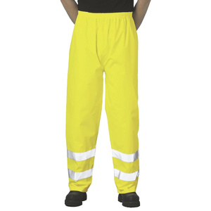 Pantalon de travail de sécurité imperméable et résistant pour hommes avec bande réfléchissante haute visibilité et construction renforcée pour l'utilisation par les équipes de chantier - Product Image 2