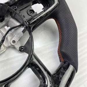 Volant en cuir de carbone forgé personnalisé avec conception perforée pour les intérieurs de voiture <span class=keywords><strong>Jeep</strong></span> <span class=keywords><strong>Wrangler</strong></span> JL <span class=keywords><strong>JK</strong></span> Gladiator - Product Image 6