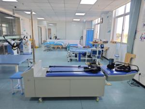 Lit de traction inclinable <span class=keywords><strong>électrique</strong></span> médical pour hôpital, équipement de chiropratique, physiothérapie, <span class=keywords><strong>ostéopathie</strong></span>, <span class=keywords><strong>table</strong></span> de traitement opératoire - Product Image 2