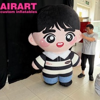 Personnage de dessin animé gonflable en peluche. Adorable garçon gonflable pour la décoration d'événements.