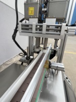 Machine de capsulage de remplissage de pompe magnétique de laboratoire automatique 1ml-1000ml pour gouttes oculaires/huile essentielle