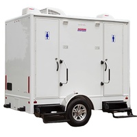 Remorque mobile de toilettes extérieures portables de style européen pour parcs en matériau de panneau sandwich