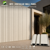 Panneau mural extérieur WPC blanc cassé, revêtement composite irrégulier pour façade de bâtiment moderne, balcon et décoration paysagère