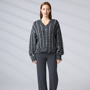 Pull décontracté ample en maille torsadée à col en V effet vieilli pour femme, avec franges personnalisées, collection Automne Hiver 2026 - Product Image 5