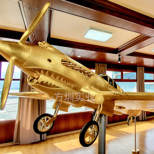 Escultura de Avión de Combate Dorado en Resina, Modelo Artístico Moderno para Exhibición Militar, Hecho a Medida - Product Image 1