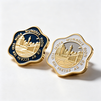 Broche en métal OEM personnalisée, en forme de paysage urbain, avec bordure fleurie, électroplaquée et en relief, pour touristes