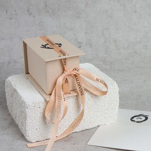 Caja Rígida de Papel de Alta Gama para Reloj con Cierre Magnético y Forro de Esponja Protegida por Cubierta de Cartón - Product Image 1