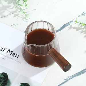 SNW Eleganter gestreifter Borosilikatglas-Holzgriff Hitze beständiger Milch becher mit kreativer Waage für Kaffee party - Product Image 2