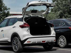 2023 New Kicks SUV Gas/Benzin Automatik getriebe R17 Reifengröße Euro VI Linkes Metall Rückfahr kamera Familien auto - Product Image 3