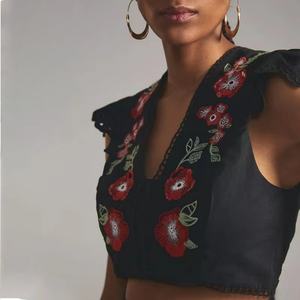 ชุดผ้าลินินฤดูร้อนสำหรับผู้หญิง OEM ลายปักดอกไม้ ชุดเซ็ตสองชิ้น เสื้อและกระโปรง ความยาวเหนือเข่า ตกแต่งด้วยลูกไม้ ขายดี เสื้อครอปสั้น - Product Image 4