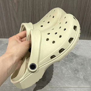 DERAN Sandales de plage d'été pour femmes et hommes, respirantes, double usage, chaussures de couple, sabots de soignante, sabots perforés, en EVA, pour hôtel et club, personnalisables - Product Image 1