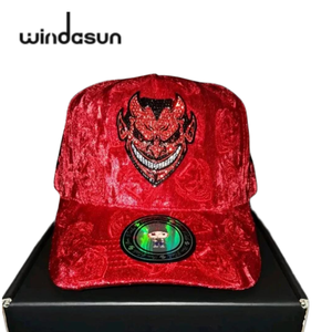 <span class=keywords><strong>Gorra</strong></span> de Béisbol de Terciopelo de 5 Paneles, <span class=keywords><strong>Gorra</strong></span> Trucker con Logotipo de Demonio Rojo y Pedrería, <span class=keywords><strong>Gorra</strong></span> Snapback Personalizada de Estilo Urbano para Hombre y Mujer - Product Image 1