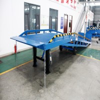Plateforme de chargement mobile portable, niveleur de quai, élévateur hydraulique manuel, construction en acier à haute teneur en manganèse pour l'embordoirement de marchandises sur camion