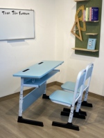 Bureaux et chaises scolaires modernes en métal à hauteur réglable avec plateau en bois et 1 tiroir pour la formation et le télétravail