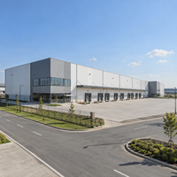 Entrepôt à grande portée en structure métallique, colonnes en acier laminé à chaud, atelier métallique, bâtiment logistique industriel résistant aux intempéries