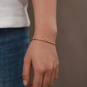 Pulsera minimalista de alta calidad para mujer, pulsera de cadena de cuentas ovaladas de acero inoxidable chapado en oro de 18 quilates para mujer - Product Image 3