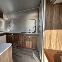 Camping-car moderne et élégant en aluminium de qualité aéronautique gris argenté, petite caravane de voyage préfabriquée avec salle de bain à induction
