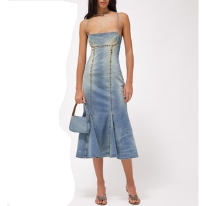 เดรสยีนส์สไตล์วินเทจ YK2 แบบไม่มีแขน ความยาวปานกลาง พร้อมงานปักและหมุดตกแต่ง ล้างสีแบบโอลด์วอช สำหรับผู้หญิง - Product Image 2