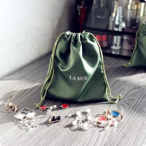 ถุงผ้าไหมใส่เครื่องประดับแบบมีเชือกผูก ใช้ซ้ำได้ สีเขียว/เบจ ขนาด 20*25 ซม. ทนทาน เป็นมิตรกับสิ่งแวดล้อม บรรจุภัณฑ์ของขวัญ รับผลิตตามแบบ - Product Image 4