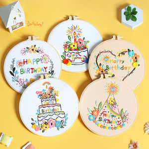 Nouveau kit de broderie DIY en coton fait main Joyeux <span class=keywords><strong>Anniversaire</strong></span>, motif gâteau, bougies et feux <span class=keywords><strong>d</strong></span>'artifice, pour <span class=keywords><strong>d</strong></span>écoration murale, de table, de fête à domicile et cadeau - Product Image 1