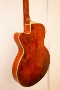 Chitarra Elettrica <span class=keywords><strong>Jazz</strong></span> Yunzhi YZ-19NYL Artigianale da 15 Pollici a 6 Corde, Corpo Scavato in Acero Fiammato, Top in Abete Anticato, Tastiera in Ebano Marrone - Product Image 5