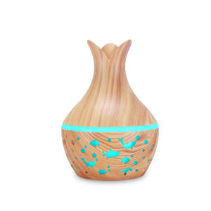 เครื่องกระจายน้ำมันหอมระเหยลายไม้ 300 มล. พร้อมไฟ LED และฟังก์ชั่นเพิ่มความชื้น สำหรับใช้ในบ้านและสำนักงาน ใช้พลังงานจาก USB และมีฟังก์ชั่นตั้งเวลา - Product Image 1