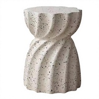 Table d'appoint créative en crème avec surface effet terrazzo, table d'appoint d'angle pour salon, table d'angle ronde moderne