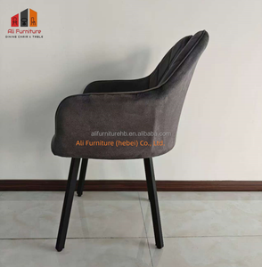 Fauteuil de salle à manger en velours <span class=keywords><strong>gris</strong></span> <span class=keywords><strong>clair</strong></span> avec motif matelassé en losanges et poignée supérieure en métal, pieds en métal noir pour espaces modernes et élégants - Product Image 5