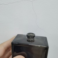 Botella de spray de fragancia negra personalizada Botella de perfume de vidrio grueso cuadrado de 50ml con tapa negra
