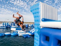 Mur d'escalade aquatique gonflable et défi d'escalade |   Attraction de parc aquatique flottant pour lacs et stations balnéaires