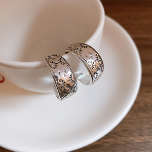 ต่างหูแฟชั่นสไตล์ยุโรปและอเมริกา ดีไซน์หรูหรา ทรงโค้งใหญ่ ลายโดดเด่น สำหรับผู้หญิง - Product Image 1