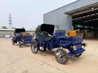 Voiture électrique royale vintage bleu foncé à deux rangées et toit ouvert pour visites touristiques, mariages et zones panoramiques