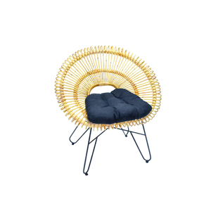 Les chaises Oslo allient le charme du design moderne du milieu du siècle avec des touches tropicales, présentant un aspect en rotin naturel et un structure en fer robuste, idéales pour un style élégant. - Product Image 2