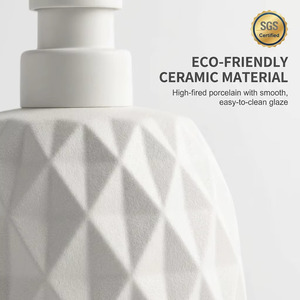 Dispenser di Sapone Liquido in Ceramica Moderno Completamente Personalizzabile, con Motivo a Cuore Testurizzato, Accessorio Bagno di Lusso Ecologico - Product Image 2