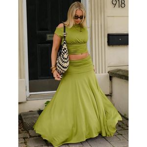 ชุดเซ็ตเสื้อครอปเปิดไหล่และกระโปรงยาวทรงพลิ้วสีพื้นสำหรับผู้หญิง รุ่นคัสตอม 2026 เหมาะสำหรับวันพักผ่อน ผลิตจากผ้าเครป 100% ระบายอากาศได้ดี - Product Image 2