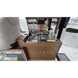 Jeanneau Merry Beverley 895, Lancha de Lujo para Pesca y Patrullaje, Casco de Fibra de Vidrio y Acero, Modelo 2024, Motor de Gasolina, 2+4 Camarotes - Product Image 3