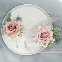 Set Bunga Pernikahan Profesional Mawar Ivory Boutonniere dan Corsage Pergelangan Tangan dengan Pita untuk Pengiring Pengantin, Acara Prom, dan Upacara