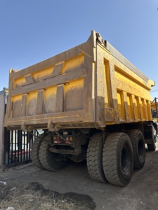 Camión Volquete Minero Usado de Alta Capacidad 885K |   Capacidad de Carga Superior con Motor PLC y Bomba Incluidos 530HP - Product Image 4