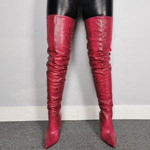 รองเท้าบูทหุ้มข้อสูงลายงูหลามสีแดงกุหลาบ ปลายแหลม ซิปหลังครึ่งตัว ส้นบาง ไซส์ใหญ่พิเศษ 47 สำหรับผู้หญิง - Product Image 3